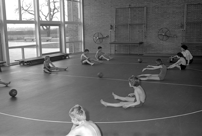 811129 Afbeelding van enkele kinderen in de gymzaal van de Mytylschool (school voor lichamelijk en meervoudig ...